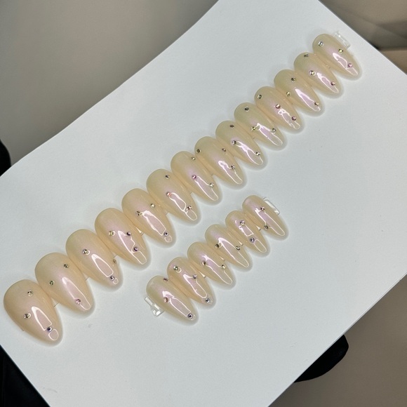 Cream Chrome dazzled short almond reusable press on nail - Picture 5 of 5